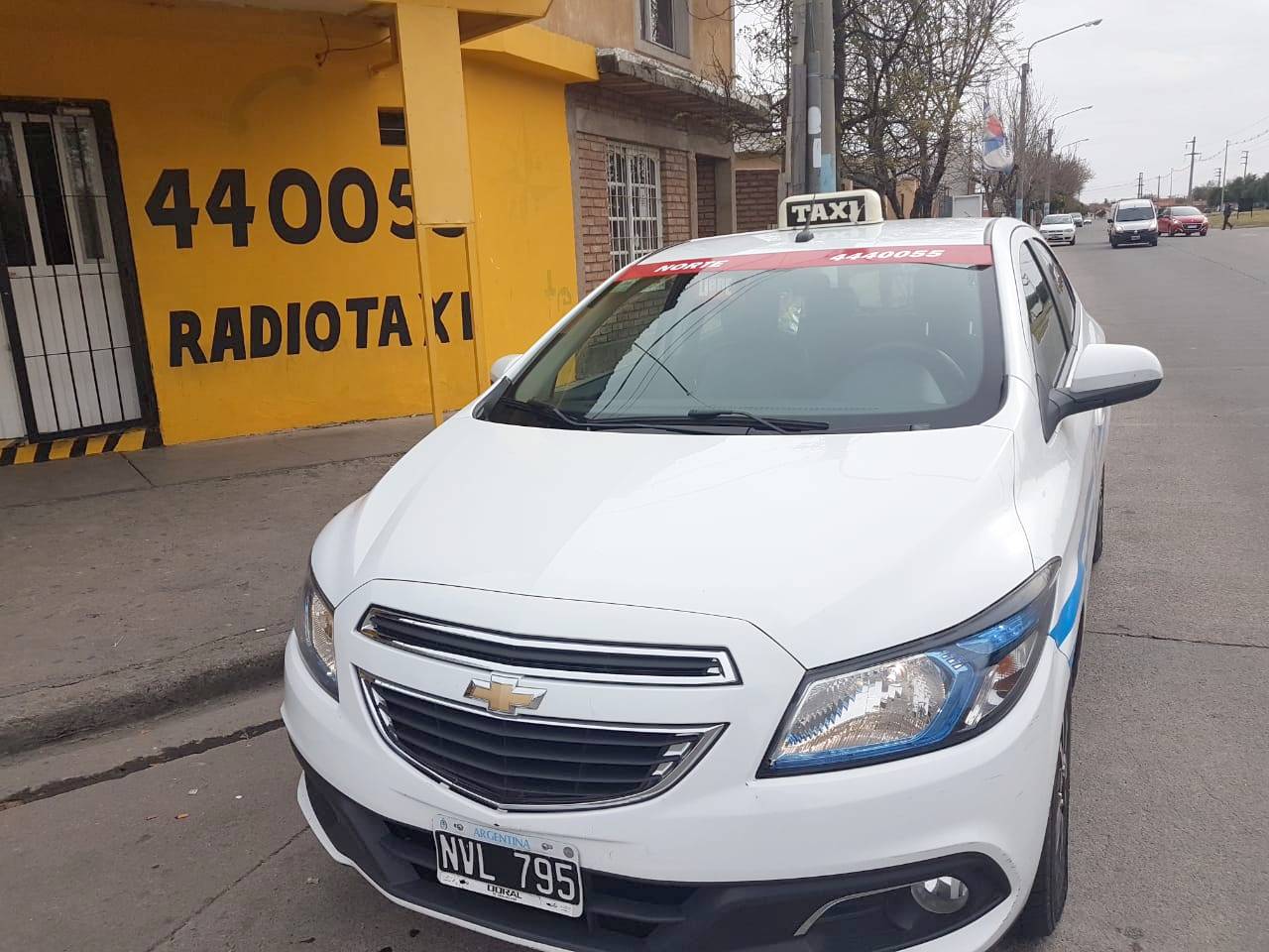 Auto de Norte Remis en circulación por San Luis