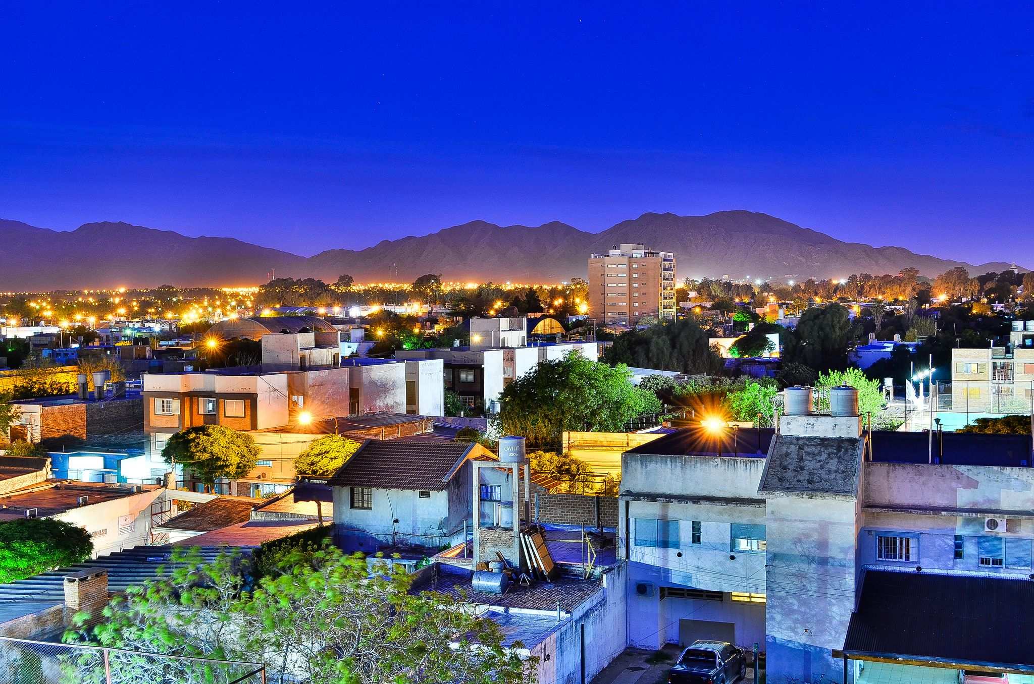 Skyline de la ciudad de San Luis de noche con las sierras al fondo