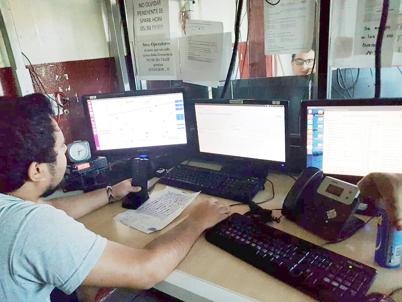 Operadora de Norte Remis usando el sistema de gestión de viajes
